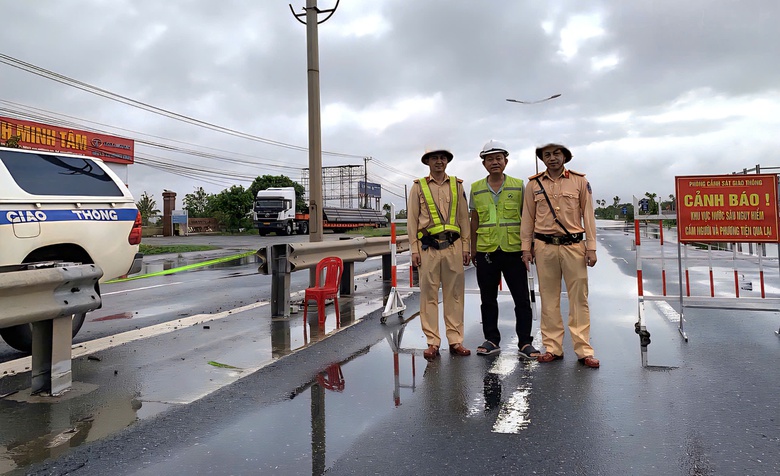 QL1A qua Đ&agrave; Nẵng ngập s&acirc;u, đường Hồ Ch&iacute; Minh tiếp tục sạt lở- Ảnh 10.