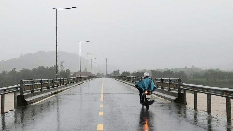 Những c&acirc;y cầu vững ch&atilde;i gi&uacute;p người d&acirc;n miền n&uacute;i Quảng Ng&atilde;i vượt lũ an to&agrave;n- Ảnh 3.