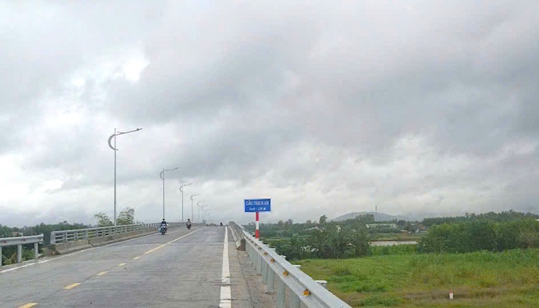 Những c&acirc;y cầu vững ch&atilde;i gi&uacute;p người d&acirc;n miền n&uacute;i Quảng Ng&atilde;i vượt lũ an to&agrave;n- Ảnh 9.