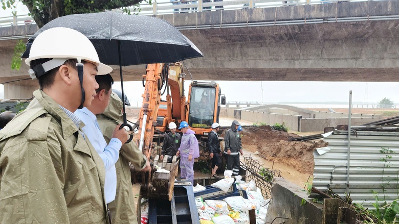 Khẩn cấp chặn miệng cống, ngăn nước tr&agrave;n v&agrave;o đ&ocirc; thị Quảng Ng&atilde;i- Ảnh 5.