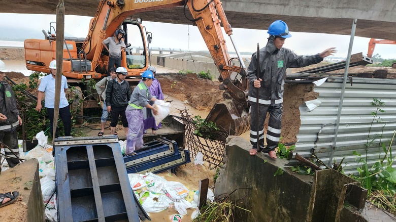 Khẩn cấp chặn miệng cống, ngăn nước tr&agrave;n v&agrave;o đ&ocirc; thị Quảng Ng&atilde;i- Ảnh 1.