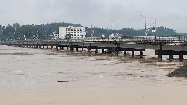 C&aacute;c c&ocirc;ng tr&igrave;nh đang thi c&ocirc;ng tr&ecirc;n s&ocirc;ng ở Quảng Ng&atilde;i vượt lũ an to&agrave;n- Ảnh 10.