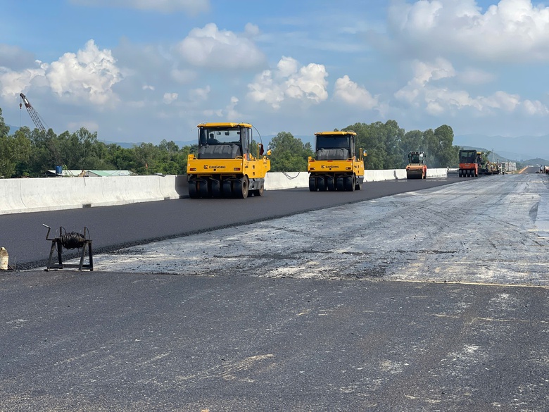 Thứ trưởng Nguyễn Việt H&ugrave;ng: Tập trung gỡ n&uacute;t thắt vật liệu cao tốc Quy Nhơn - Ch&iacute; Thạnh- Ảnh 2.