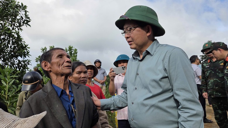 Hai Ph&oacute; Thủ tướng chỉ đạo khẩn trương khắc phục hậu quả mưa lũ tại Quảng Ng&atilde;i- Ảnh 14.