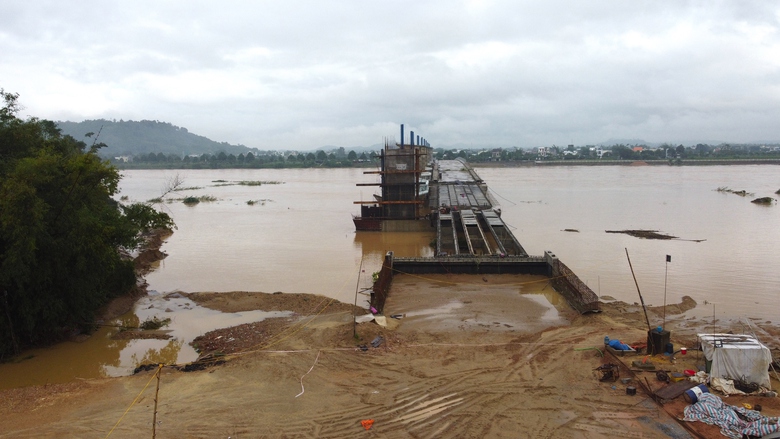 C&aacute;c c&ocirc;ng tr&igrave;nh đang thi c&ocirc;ng tr&ecirc;n s&ocirc;ng ở Quảng Ng&atilde;i vượt lũ an to&agrave;n- Ảnh 2.