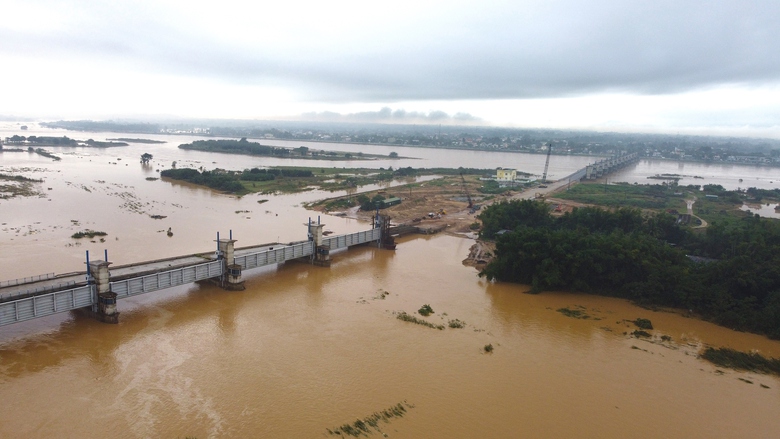 C&aacute;c c&ocirc;ng tr&igrave;nh đang thi c&ocirc;ng tr&ecirc;n s&ocirc;ng ở Quảng Ng&atilde;i vượt lũ an to&agrave;n- Ảnh 1.