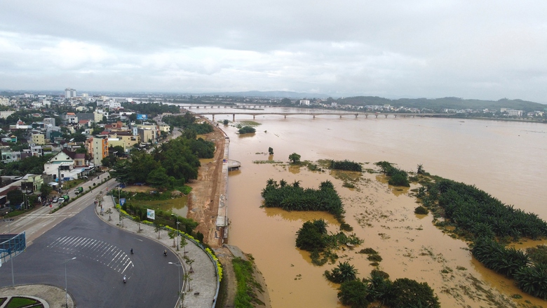 C&aacute;c c&ocirc;ng tr&igrave;nh đang thi c&ocirc;ng tr&ecirc;n s&ocirc;ng ở Quảng Ng&atilde;i vượt lũ an to&agrave;n- Ảnh 4.