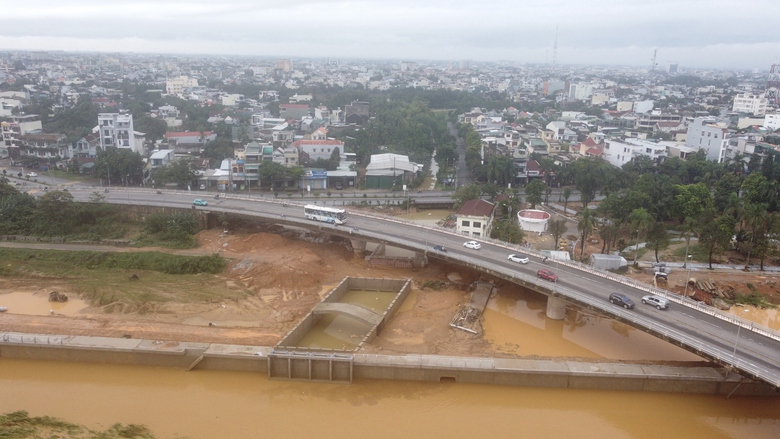 C&aacute;c c&ocirc;ng tr&igrave;nh đang thi c&ocirc;ng tr&ecirc;n s&ocirc;ng ở Quảng Ng&atilde;i vượt lũ an to&agrave;n- Ảnh 6.