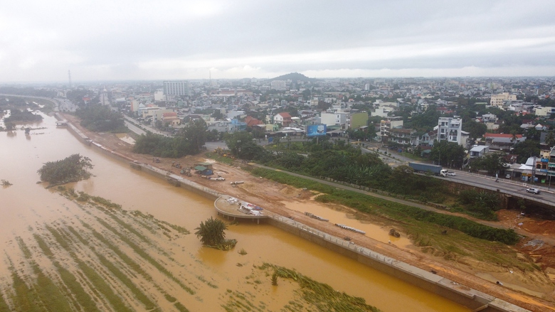 C&aacute;c c&ocirc;ng tr&igrave;nh đang thi c&ocirc;ng tr&ecirc;n s&ocirc;ng ở Quảng Ng&atilde;i vượt lũ an to&agrave;n- Ảnh 5.