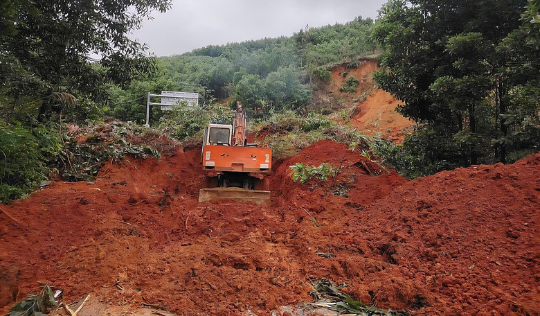 Quyết t&acirc;m th&ocirc;ng to&agrave;n bộ điểm sạt lở qua đ&egrave;o L&ograve; Xo v&agrave;o chiều 30/10- Ảnh 1.