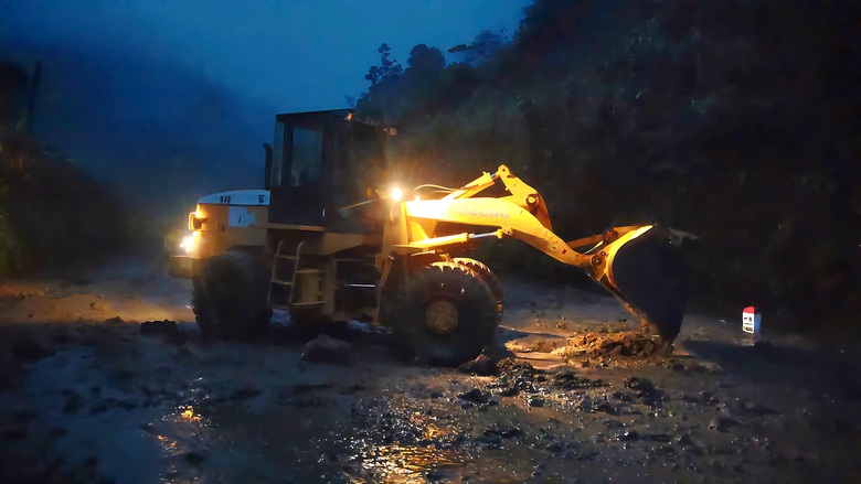 Quyết t&acirc;m th&ocirc;ng to&agrave;n bộ điểm sạt lở qua đ&egrave;o L&ograve; Xo v&agrave;o chiều 30/10- Ảnh 5.