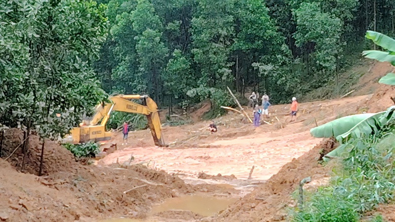 Quyết t&acirc;m th&ocirc;ng to&agrave;n bộ điểm sạt lở qua đ&egrave;o L&ograve; Xo v&agrave;o chiều 30/10- Ảnh 4.