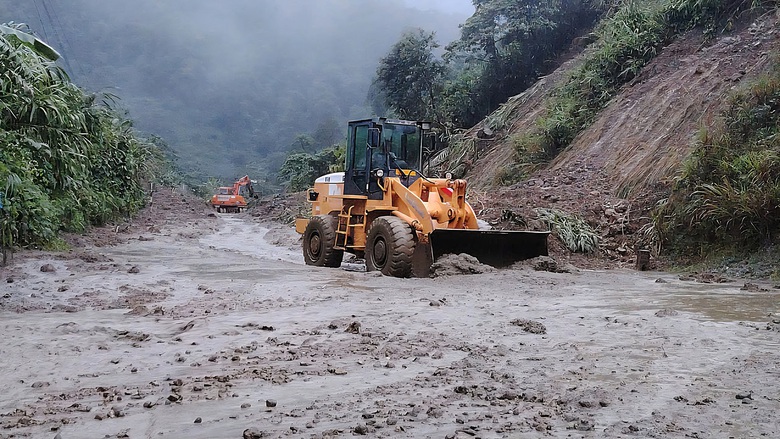 Quyết t&acirc;m th&ocirc;ng to&agrave;n bộ điểm sạt lở qua đ&egrave;o L&ograve; Xo v&agrave;o chiều 30/10- Ảnh 3.