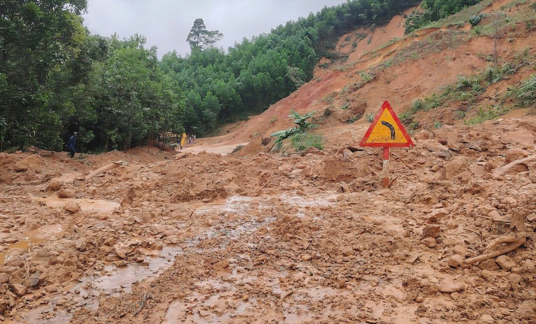 Quyết t&acirc;m th&ocirc;ng to&agrave;n bộ điểm sạt lở qua đ&egrave;o L&ograve; Xo v&agrave;o chiều 30/10- Ảnh 7.