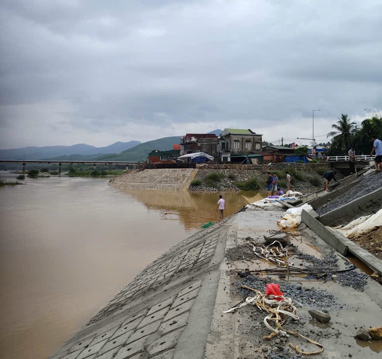 C&aacute;c c&ocirc;ng tr&igrave;nh đang thi c&ocirc;ng tr&ecirc;n s&ocirc;ng ở Quảng Ng&atilde;i vượt lũ an to&agrave;n- Ảnh 8.