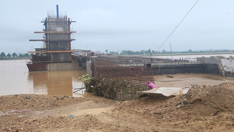 C&aacute;c c&ocirc;ng tr&igrave;nh đang thi c&ocirc;ng tr&ecirc;n s&ocirc;ng ở Quảng Ng&atilde;i vượt lũ an to&agrave;n- Ảnh 3.