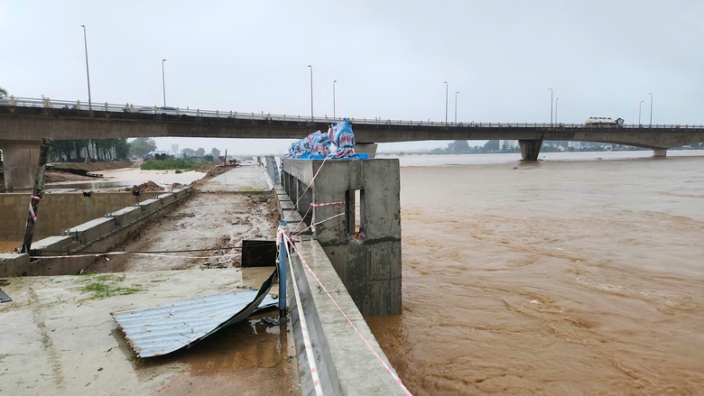 C&aacute;c c&ocirc;ng tr&igrave;nh đang thi c&ocirc;ng tr&ecirc;n s&ocirc;ng ở Quảng Ng&atilde;i vượt lũ an to&agrave;n- Ảnh 7.