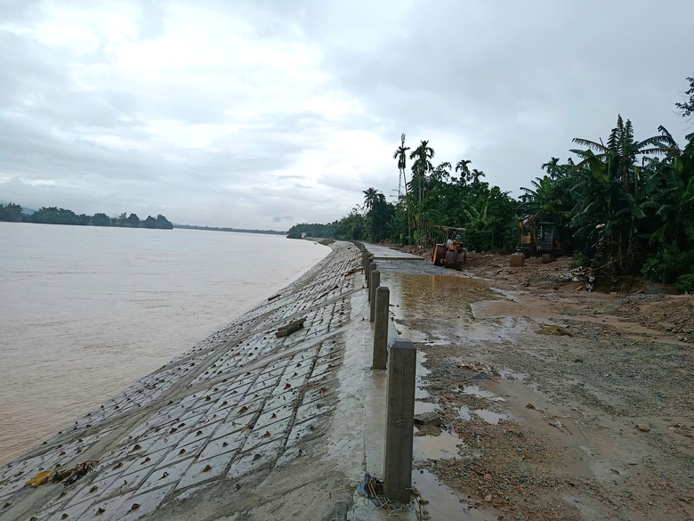 C&aacute;c c&ocirc;ng tr&igrave;nh đang thi c&ocirc;ng tr&ecirc;n s&ocirc;ng ở Quảng Ng&atilde;i vượt lũ an to&agrave;n- Ảnh 9.