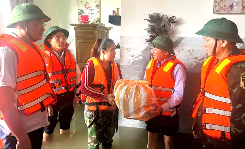 Thường trực Ban B&iacute; thư Trần Cẩm T&uacute; thị s&aacute;t, động vi&ecirc;n người d&acirc;n v&ugrave;ng ngập lụt ở Đ&agrave; Nẵng- Ảnh 1.