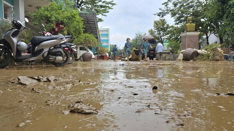 Bộ đội dọn b&ugrave;n, ti&ecirc;u độc cho bệnh viện sau lũ lịch sử tại Đ&agrave; Nẵng- Ảnh 5.