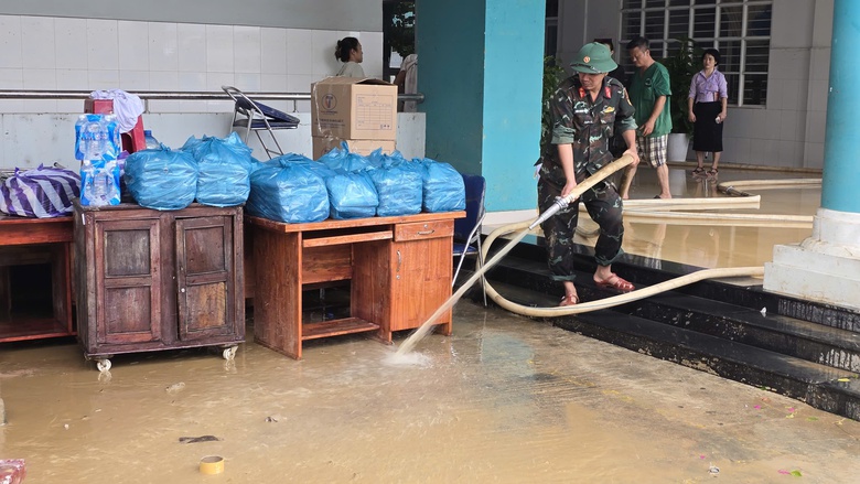 Bộ đội dọn b&ugrave;n, ti&ecirc;u độc cho bệnh viện sau lũ lịch sử tại Đ&agrave; Nẵng- Ảnh 12.