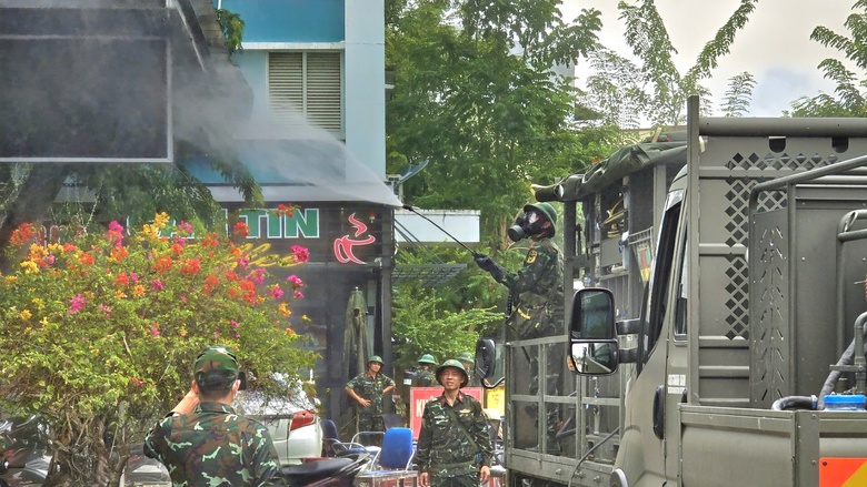 Bộ đội dọn b&ugrave;n, ti&ecirc;u độc cho bệnh viện sau lũ lịch sử tại Đ&agrave; Nẵng- Ảnh 8.