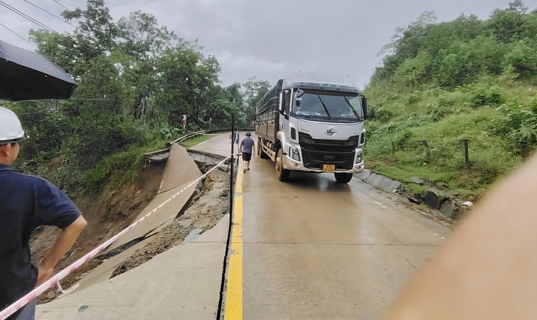 Sạt lở taluy &acirc;m l&agrave;m đứt g&atilde;y mặt đường Hồ Ch&iacute; Minh qua Đ&agrave; Nẵng- Ảnh 5.