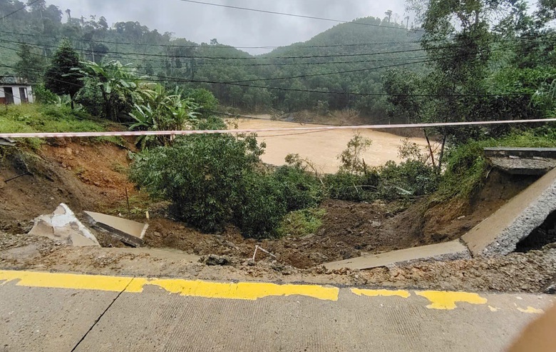 Sạt lở taluy &acirc;m l&agrave;m đứt g&atilde;y mặt đường Hồ Ch&iacute; Minh qua Đ&agrave; Nẵng- Ảnh 6.