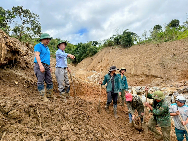 Băng rừng, mở đường m&ograve;n tiếp tế lương thực cho người d&acirc;n bị c&ocirc; lập ở Quảng Ng&atilde;i- Ảnh 5.