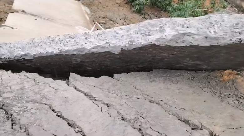 Sạt lở taluy &acirc;m l&agrave;m đứt g&atilde;y mặt đường Hồ Ch&iacute; Minh qua Đ&agrave; Nẵng- Ảnh 3.