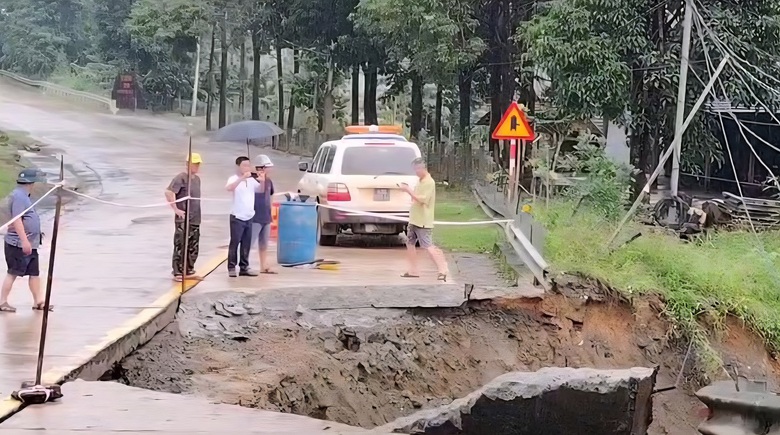 Sạt lở taluy &acirc;m l&agrave;m đứt g&atilde;y mặt đường Hồ Ch&iacute; Minh qua Đ&agrave; Nẵng- Ảnh 2.