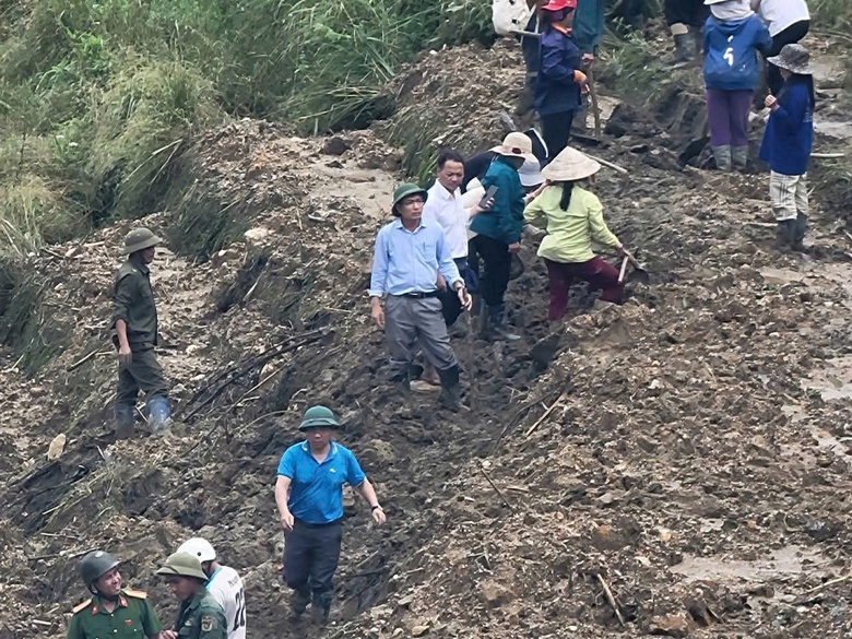 Băng rừng, mở đường m&ograve;n tiếp tế lương thực cho người d&acirc;n bị c&ocirc; lập ở Quảng Ng&atilde;i- Ảnh 1.