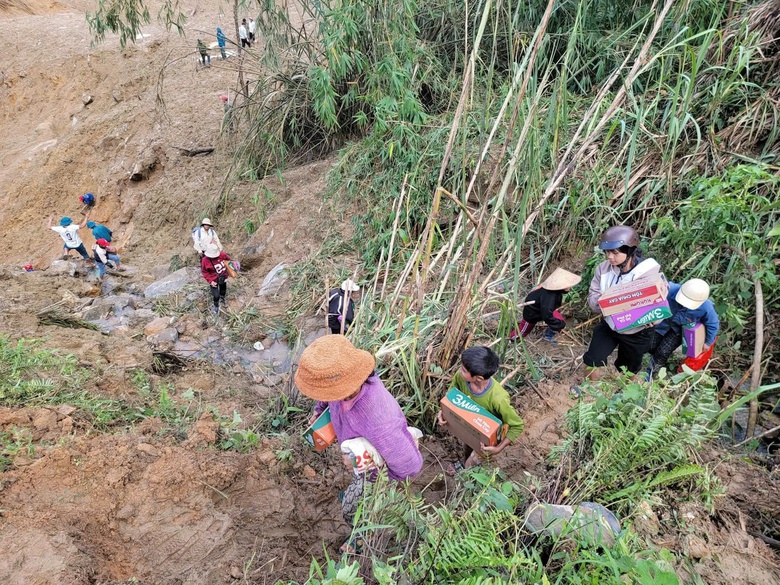 Băng rừng, mở đường m&ograve;n tiếp tế lương thực cho người d&acirc;n bị c&ocirc; lập ở Quảng Ng&atilde;i- Ảnh 6.