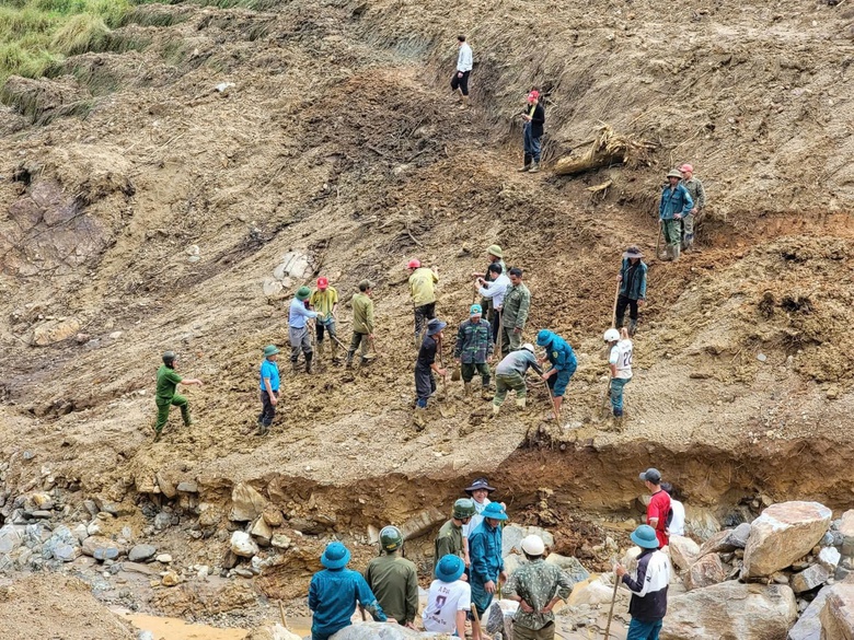 Băng rừng, mở đường m&ograve;n tiếp tế lương thực cho người d&acirc;n bị c&ocirc; lập ở Quảng Ng&atilde;i- Ảnh 2.