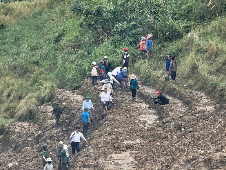 Băng rừng, mở đường m&ograve;n tiếp tế lương thực cho người d&acirc;n bị c&ocirc; lập ở Quảng Ng&atilde;i- Ảnh 4.