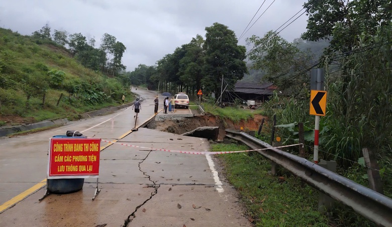 Sạt lở taluy &acirc;m l&agrave;m đứt g&atilde;y mặt đường Hồ Ch&iacute; Minh qua Đ&agrave; Nẵng- Ảnh 7.