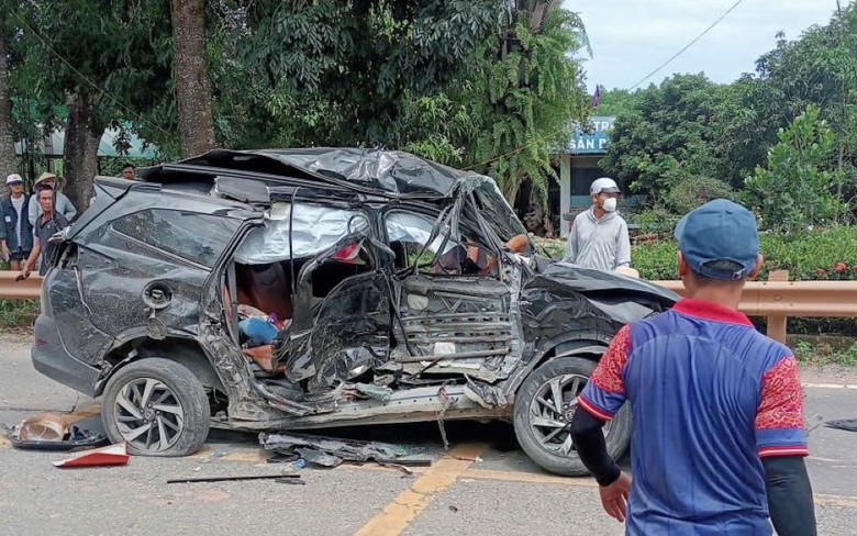 Tai nạn tr&ecirc;n đường Hồ Ch&iacute; Minh qua Quảng Trị, một người tử vong, ba người bị thương