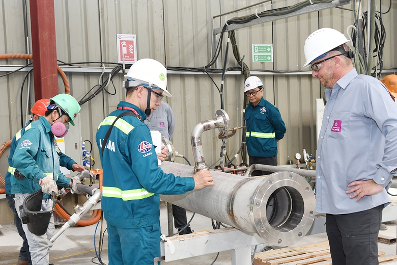 Thyssenn krupp NUCERA đ&aacute;nh gi&aacute; rất cao những s&aacute;ng kiến của ph&iacute;a LILAMA trong qu&aacute; tr&igrave;nh gia c&ocirc;ng chế tạo v&agrave; lắp đặt module điện ph&acirc;n cho c&aacute;c dự &aacute;n sản xuất hydro xanh.