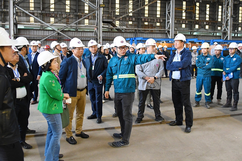 &Ocirc;ng H&agrave; Văn Đức, Đội trưởng Đội thi c&ocirc;ng số 2 của LILAMA (mặc &aacute;o lao động, đeo k&iacute;nh) đ&atilde; c&oacute; nhiều s&aacute;ng kiến mang lại hiệu quả cao trong sản xuất.