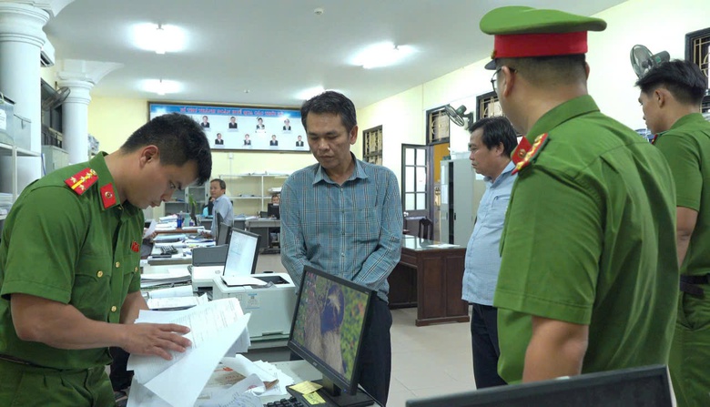 Huế: Bắt tạm giam 2 c&aacute;n bộ phường nhận hối lộ- Ảnh 1.