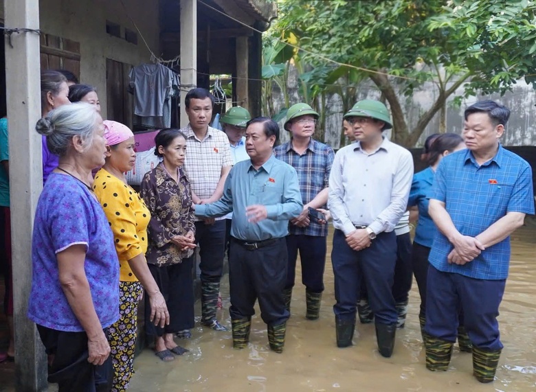 Phó Chủ tịch Quốc hội Lê Minh Hoan thăm, động viên người dân vùng lũ tại Thái Nguyên- Ảnh 1. Phó Chủ tịch Quốc hội Lê Minh Hoan thăm, động viên người dân vùng lũ tại Thái Nguyên- Ảnh 1.