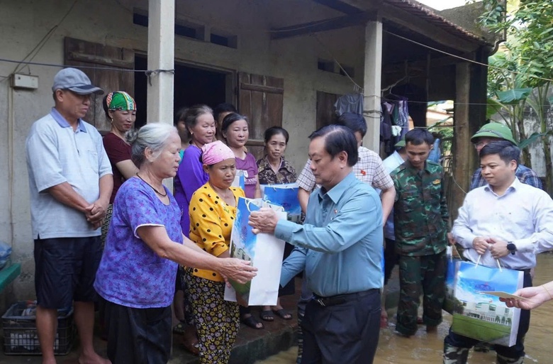 Phó Chủ tịch Quốc hội Lê Minh Hoan thăm, động viên người dân vùng lũ tại Thái Nguyên- Ảnh 2. Phó Chủ tịch Quốc hội Lê Minh Hoan thăm, động viên người dân vùng lũ tại Thái Nguyên- Ảnh 2.