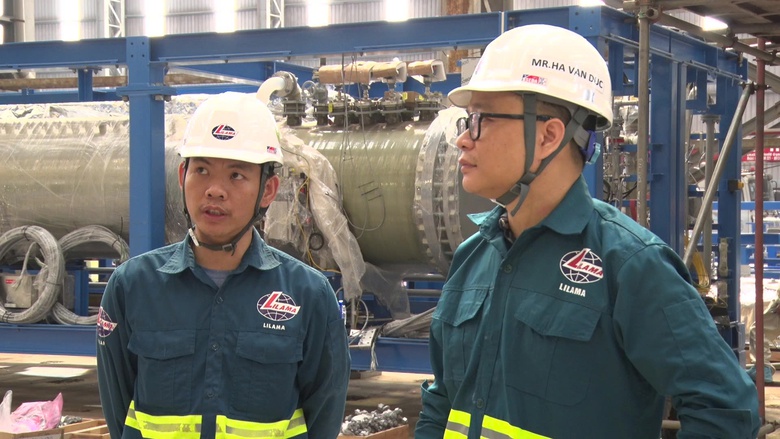 &Ocirc;ng H&agrave; Văn Đức đ&atilde; tổ chức nhiều cuộc trao đổi, thảo luận với c&aacute;c kỹ sư, tổ trưởng sản xuất... của LILAMA lẫn đối t&aacute;c Thyssenn krupp Nucera để t&igrave;m ra những phương &aacute;n cụ thể nhằm cải tiến quy tr&igrave;nh sản xuất thi c&ocirc;ng.