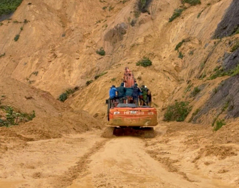 Đ&agrave; Nẵng: Hơn hai giờ khi&ecirc;ng sản phụ từ v&ugrave;ng sạt lở ra xe m&uacute;c để đi trạm y tế- Ảnh 2.