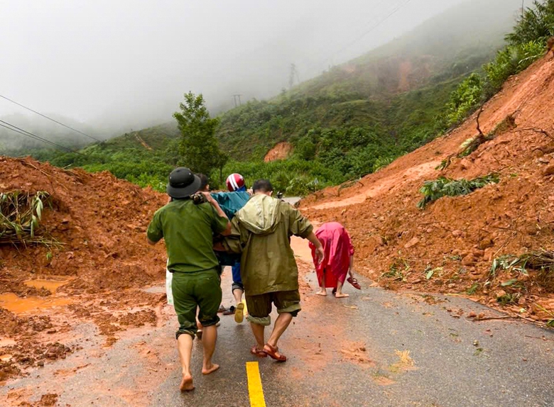 Đ&agrave; Nẵng: Hơn hai giờ khi&ecirc;ng sản phụ từ v&ugrave;ng sạt lở ra xe m&uacute;c để đi trạm y tế- Ảnh 1.