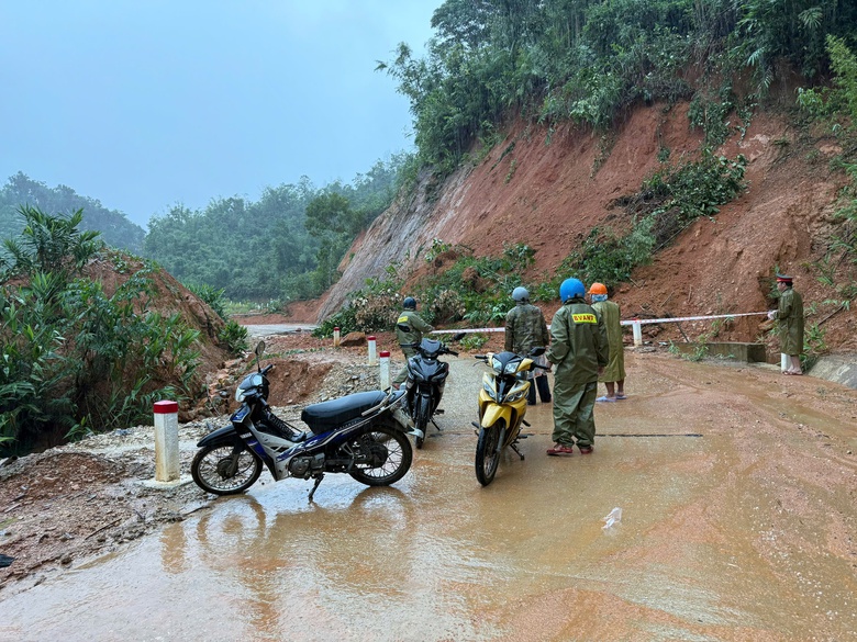 Đ&agrave; Nẵng chi 200 tỷ đồng hỗ trợ người d&acirc;n, khắc phục c&ocirc;ng tr&igrave;nh hạ tầng sau mưa lũ- Ảnh 1.