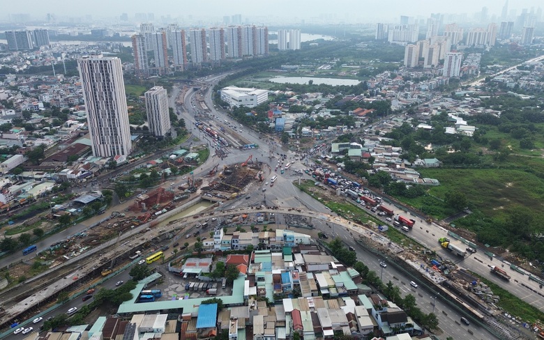 Ngắm đại c&ocirc;ng trường An Ph&uacute; từ tr&ecirc;n cao: C&aacute;c trục giao th&ocirc;ng lớn đang nối nhịp