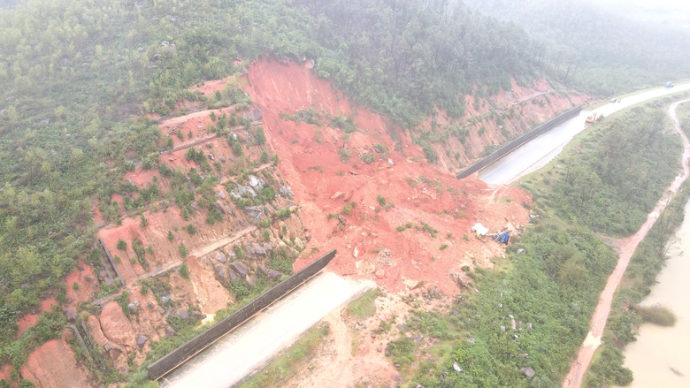 Lên phương án đào gần 3 vạn khối đất để xử lý nguy cơ sạt lở trên đường ven biển Hà Tĩnh- Ảnh 1. Lên phương án đào gần 3 vạn khối đất để xử lý nguy cơ sạt lở trên đường ven biển Hà Tĩnh- Ảnh 1.