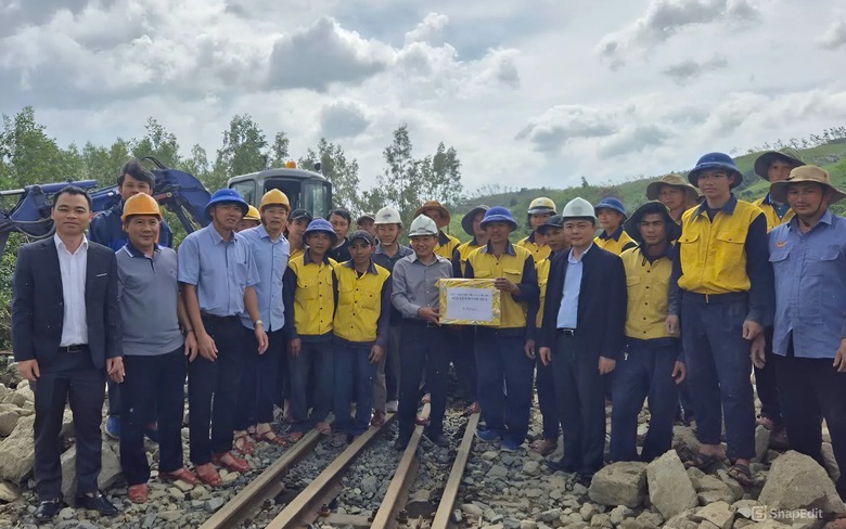 Thứ trưởng Nguyễn Danh Huy kiểm tra c&aacute;c điểm hư hỏng tr&ecirc;n đường sắt Bắc - Nam do mưa lũ