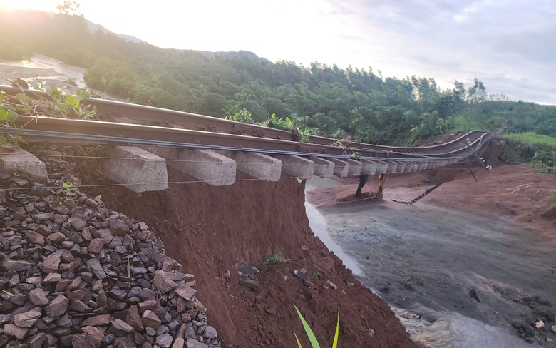 Đường sắt bị tr&ocirc;i nền đường, ray treo lơ lửng do b&atilde;o số 13